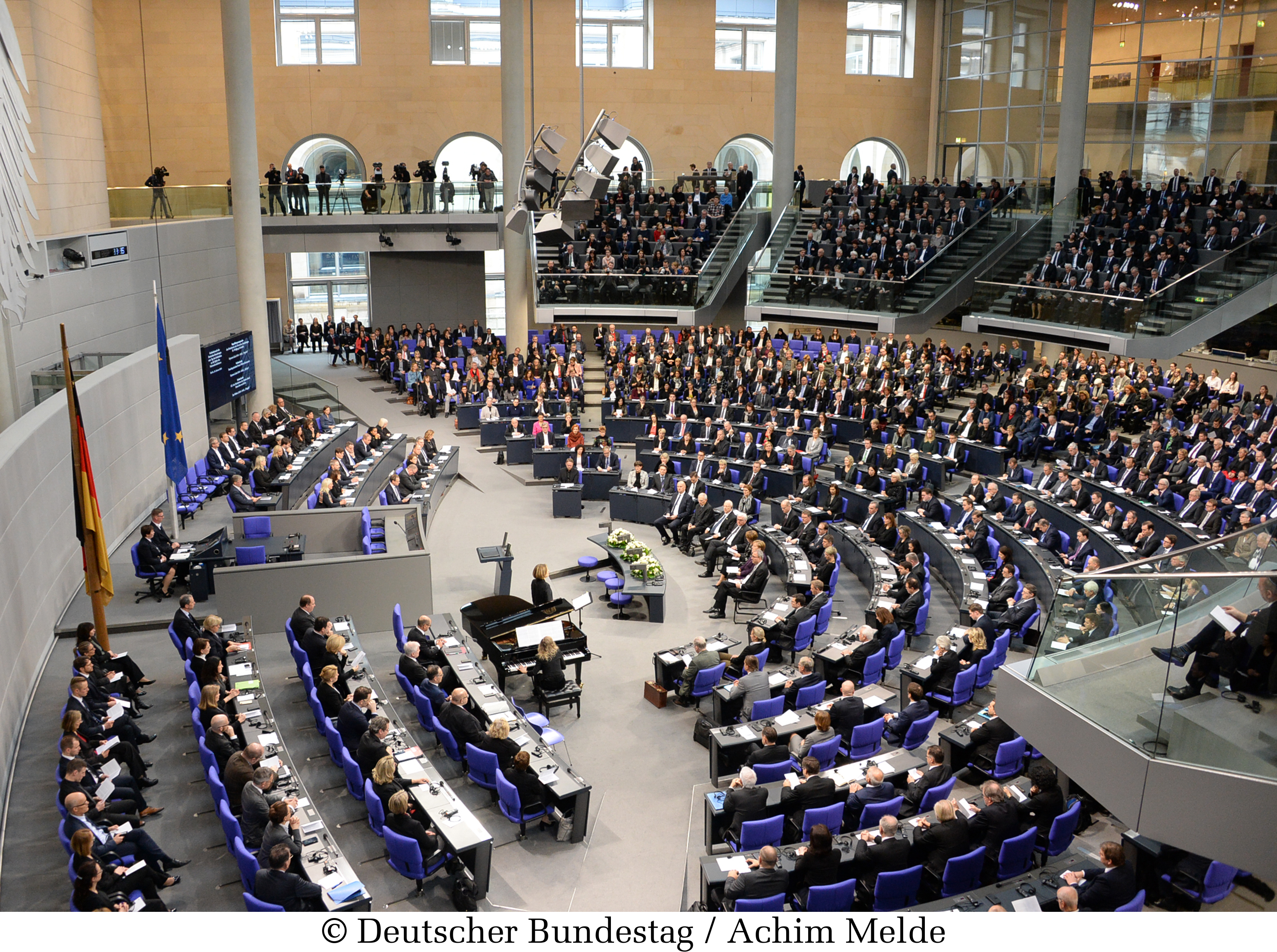 Der Deutsche Bundestag gedenkt in einer Gedenkstunde der Opfer des Nationalsozialismus. Bundestagspräsident Dr. Wolfgang Schäuble, begrüßt die Teilnehmer im Plenum des Bundestages, Bundespräsident Dr. Frank-Walter Steinmeier, und der Staatspräsident des Staates Israel, Reuven Rivlin, halten die Gedenkreden. Zahlreiche Prominente, Jugendliche, und Zeitzeugen, sowie die Verfassungsorgane, nehmen an der Veranstaltung, die musikalisch umrahmt ist, teil. Übersicht.